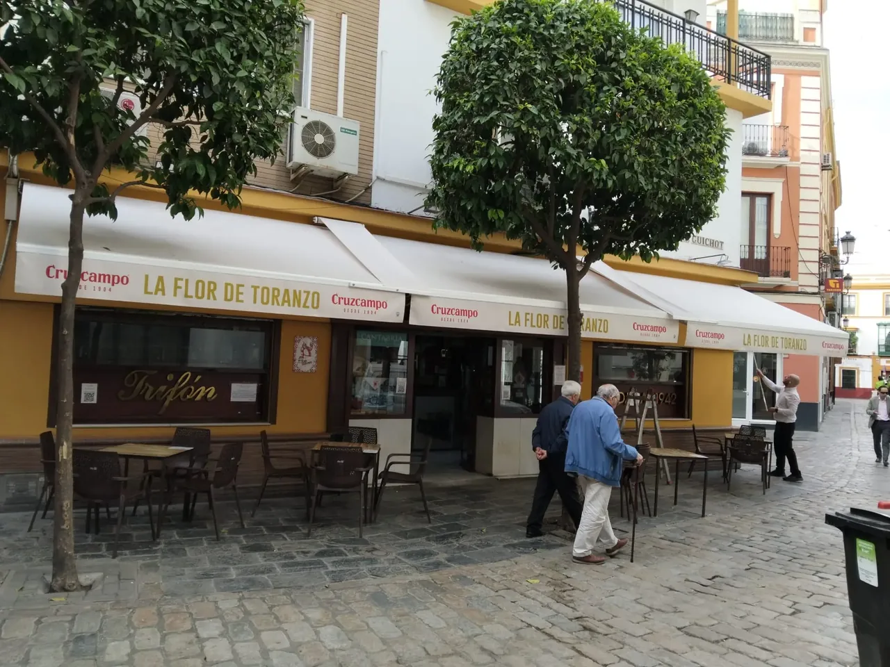 Toldos extensibles instalados por El Lado Creativo en una fachada de hostelería