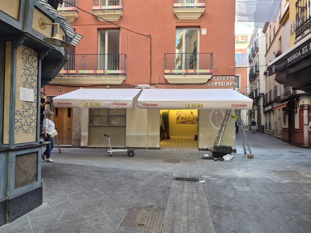 Cuatro toldos extensibles de El Lado Creativo para Bar La Reina, en Sevilla
